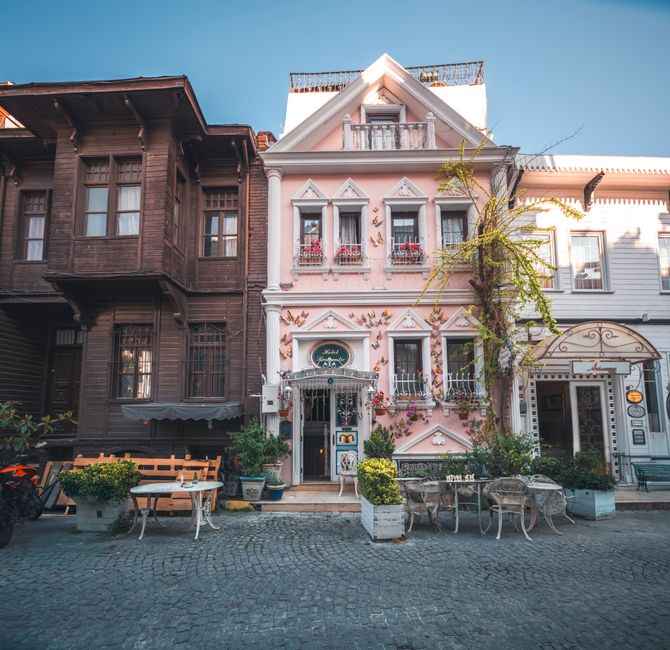A picturesque street showcasing traditional and colorful architecture in İstanbul's Sultanahmet area.