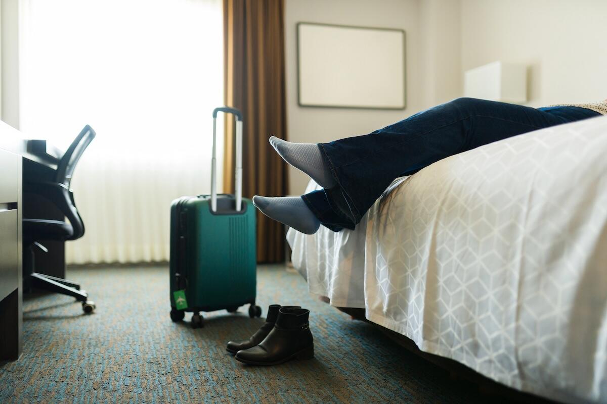 How to Plan a Stress-Free Overnight Stay Near Major Airports